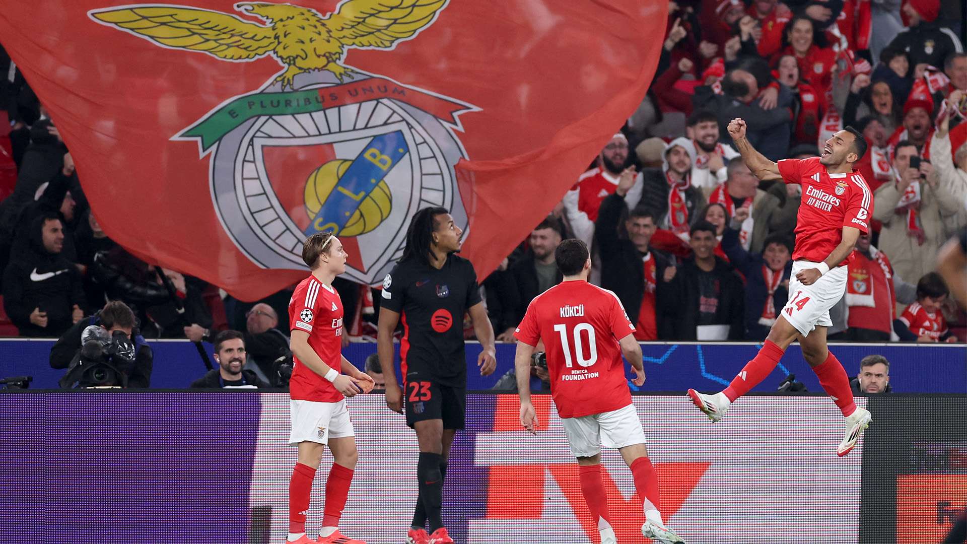 拜仁续约风波萨内追求顶薪穆夏拉与戴维斯续约停滞不前